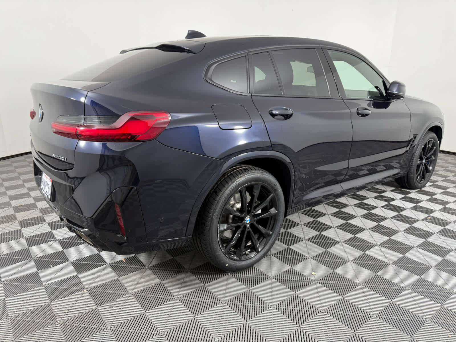 Certified 2025 BMW X4 xDrive30i w/ Premium Package AWD/4WD image 3