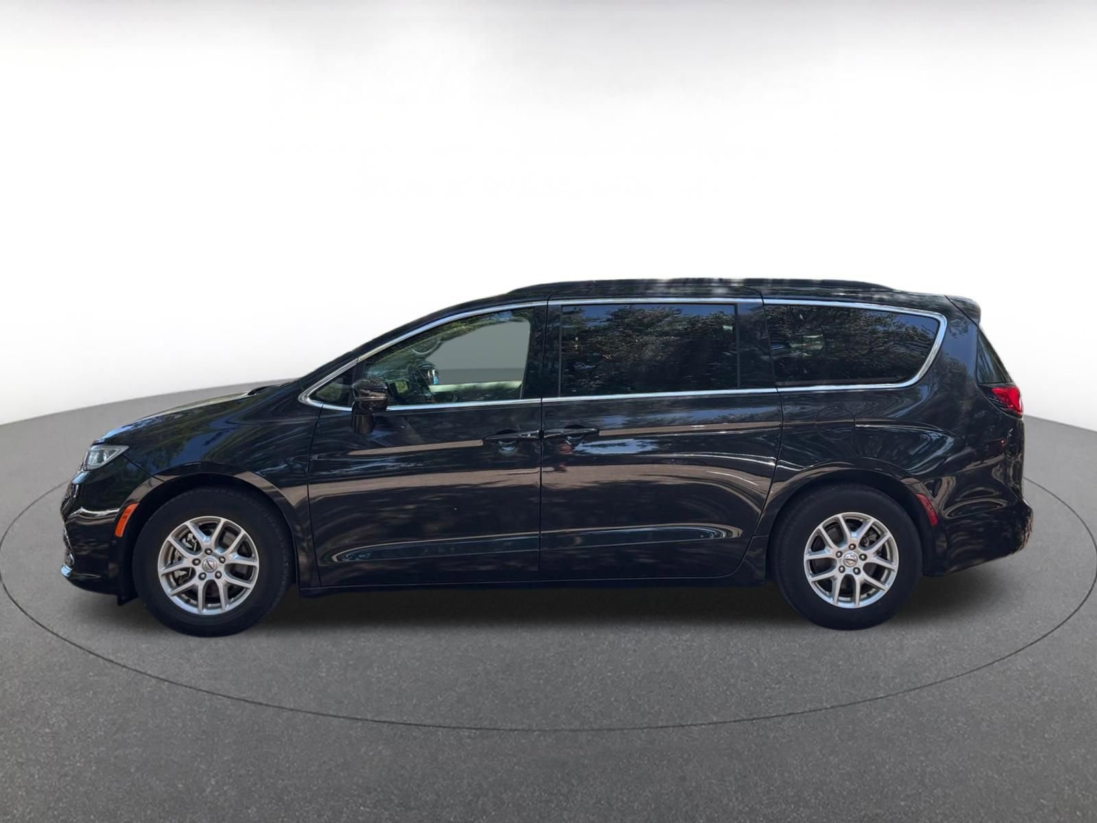 Used 2022 Chrysler Pacifica Touring-L w/ Uconnect Theater Family Group FWD image 4