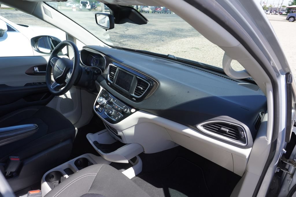 Used 2023 Chrysler Voyager LX FWD image 8