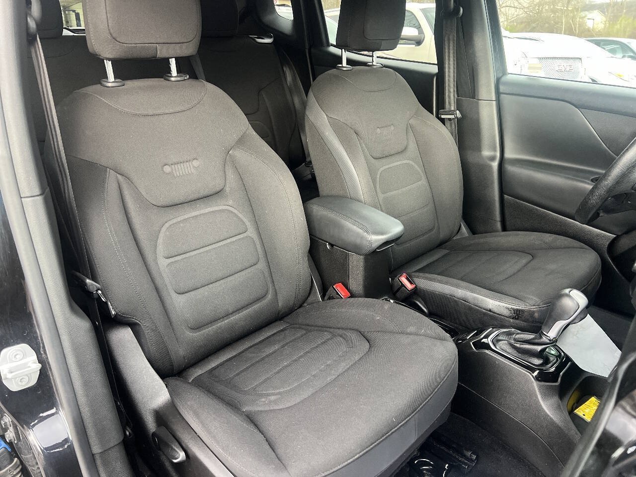 Used 2016 Jeep Renegade Latitude AWD/4WD image 16