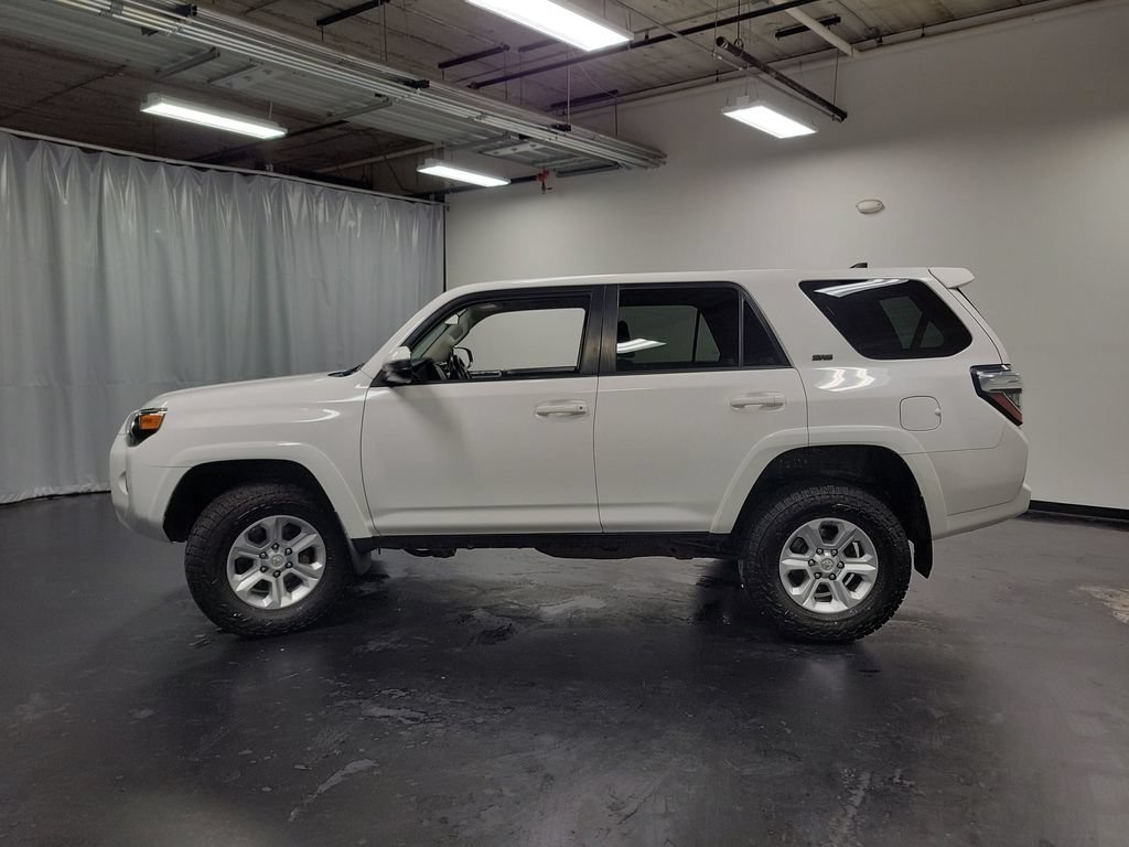 Used 2018 Toyota 4Runner SR5 AWD/4WD image 5