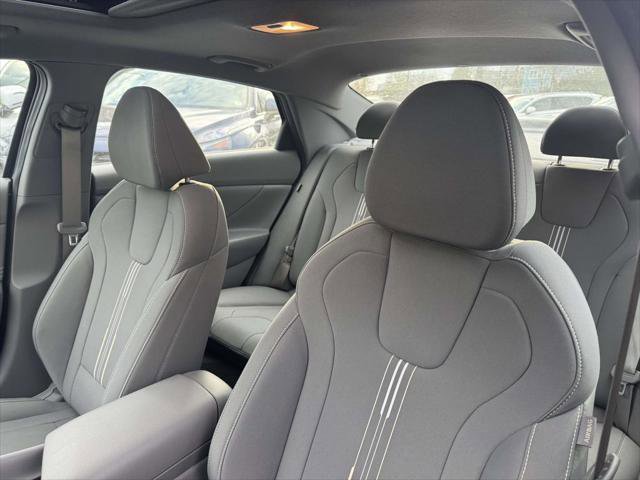 Used 2025 Hyundai Elantra SEL image 17