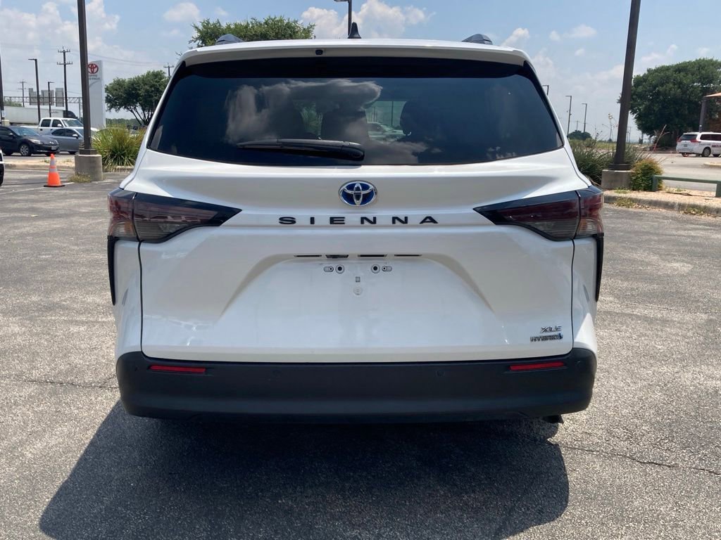 Used 2023 Toyota Sienna XLE FWD image 5