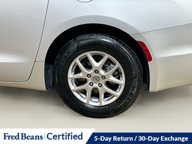 Used 2024 Chrysler Pacifica Touring-L image 6