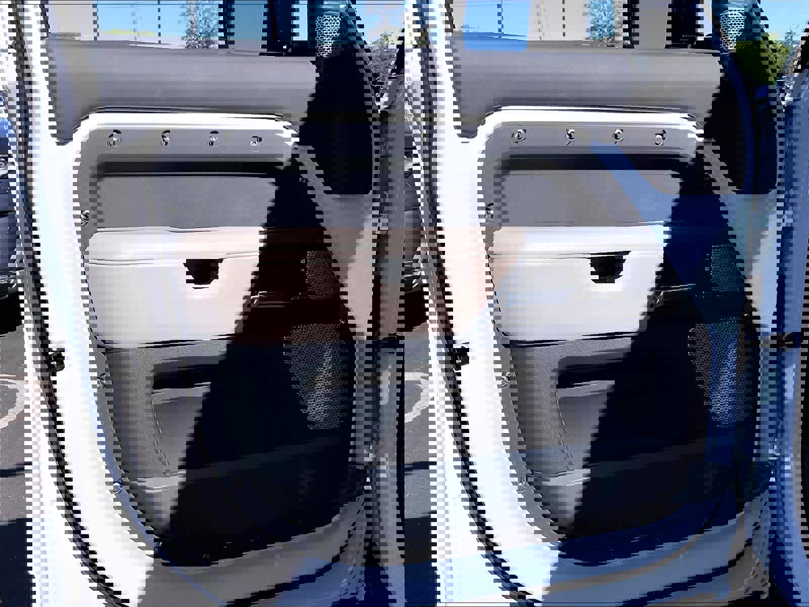 Used 2023 Land Rover Defender 130 X-Dynamic SE image 25