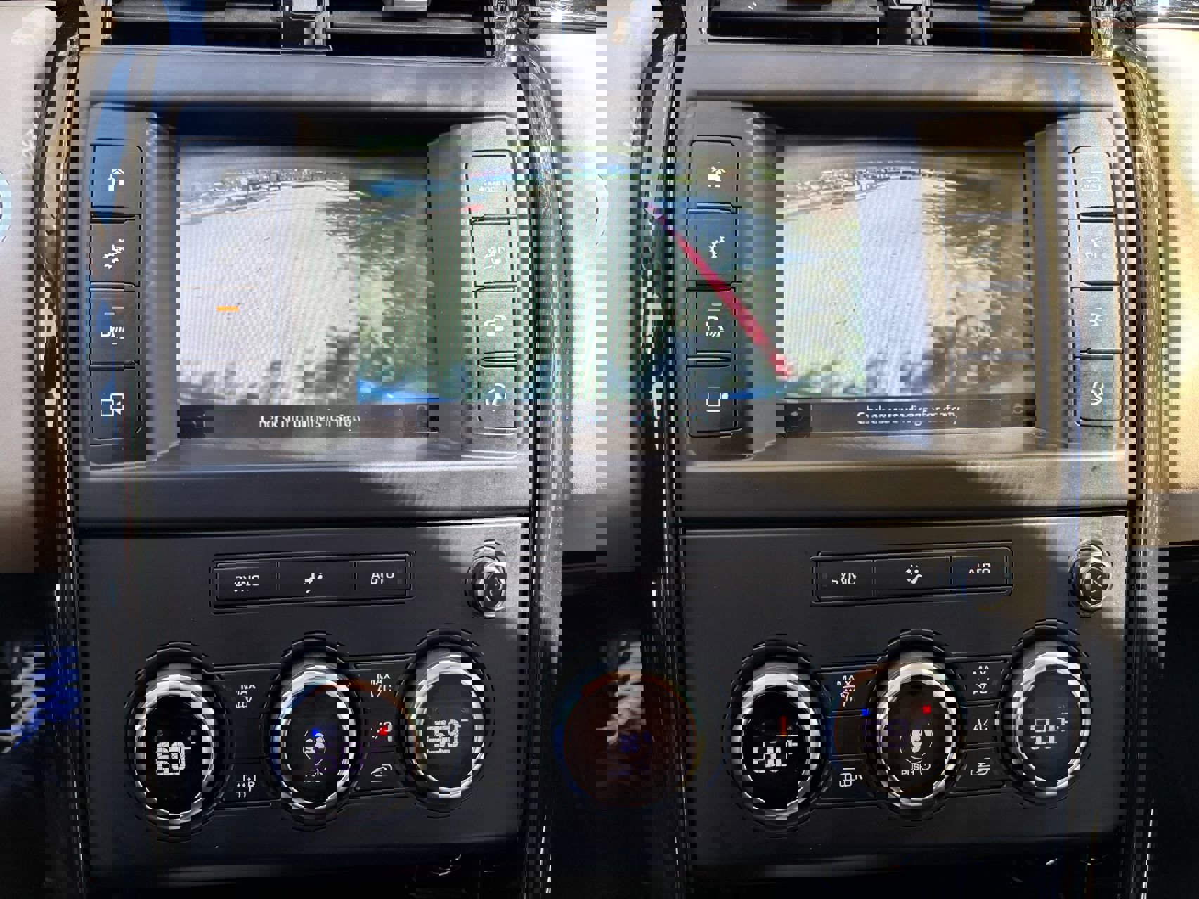 Used 2017 Land Rover Discovery SE image 29