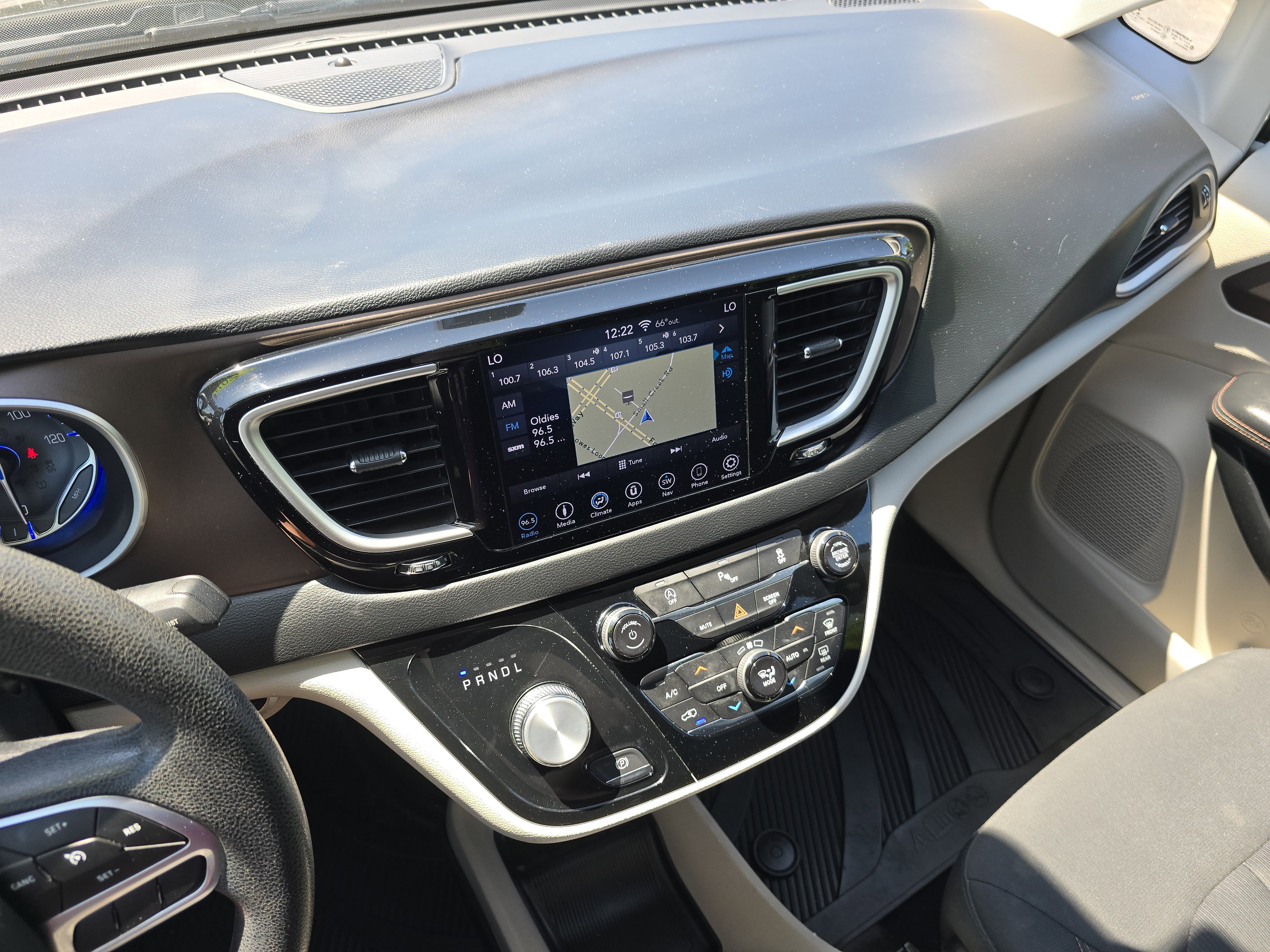 Used 2019 Chrysler Pacifica Touring Plus w/ Tire & Wheel Group FWD image 31