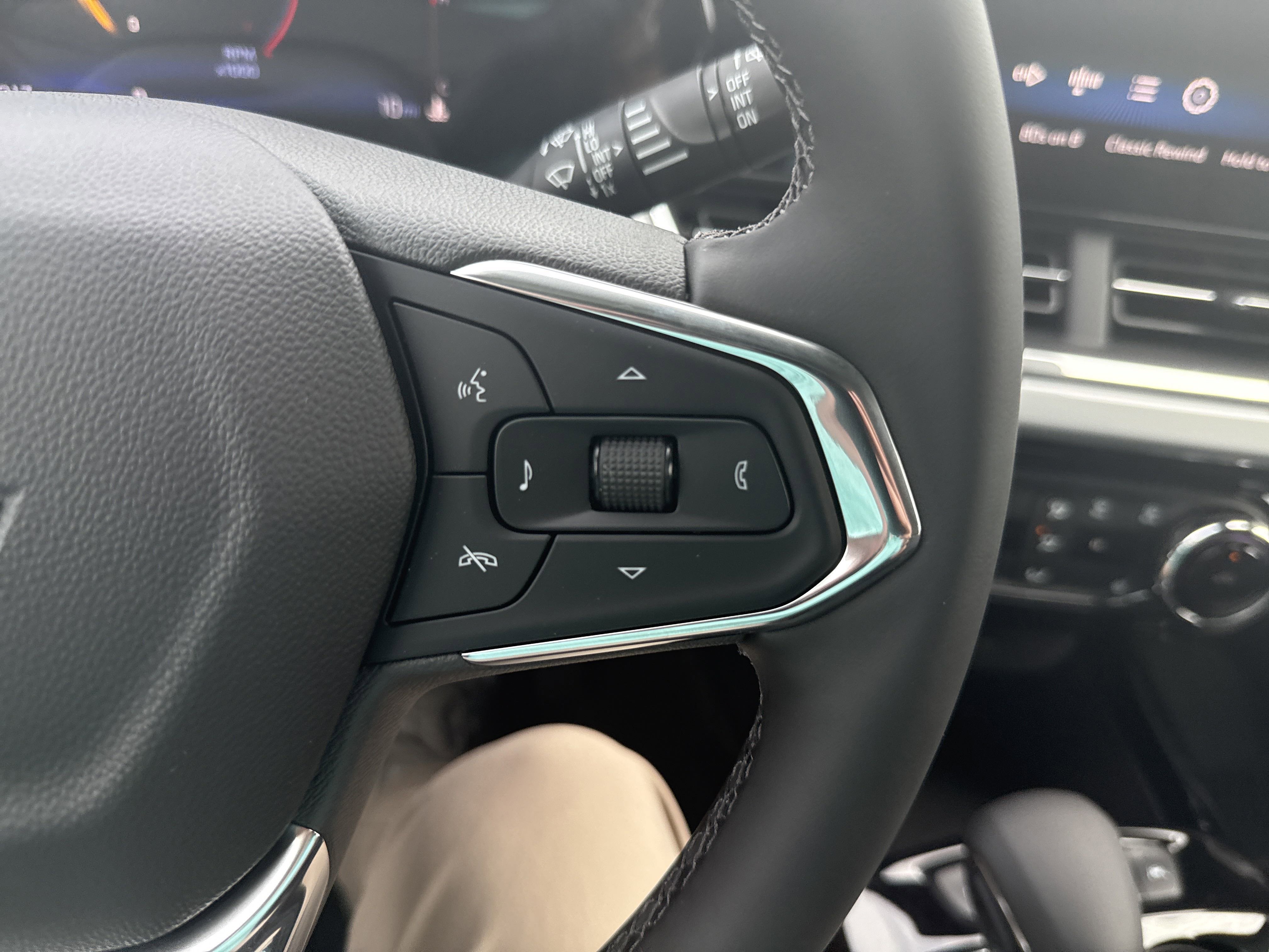 New 2025 Chevrolet Trax LT w/ Driver Confidence Package image 19