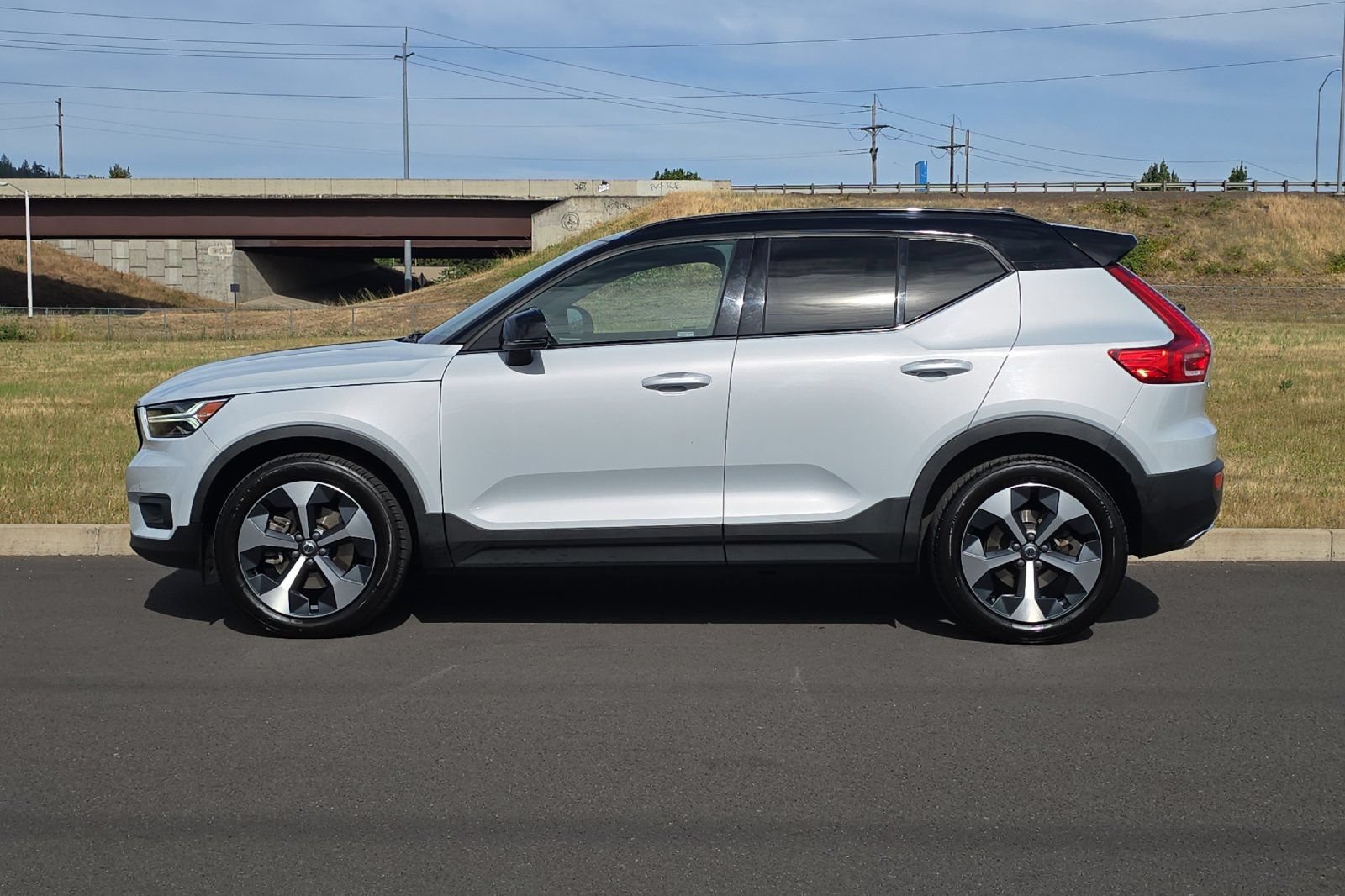 Used 2020 Volvo XC40 T5 R-Design w/ Protection Package AWD/4WD image 6