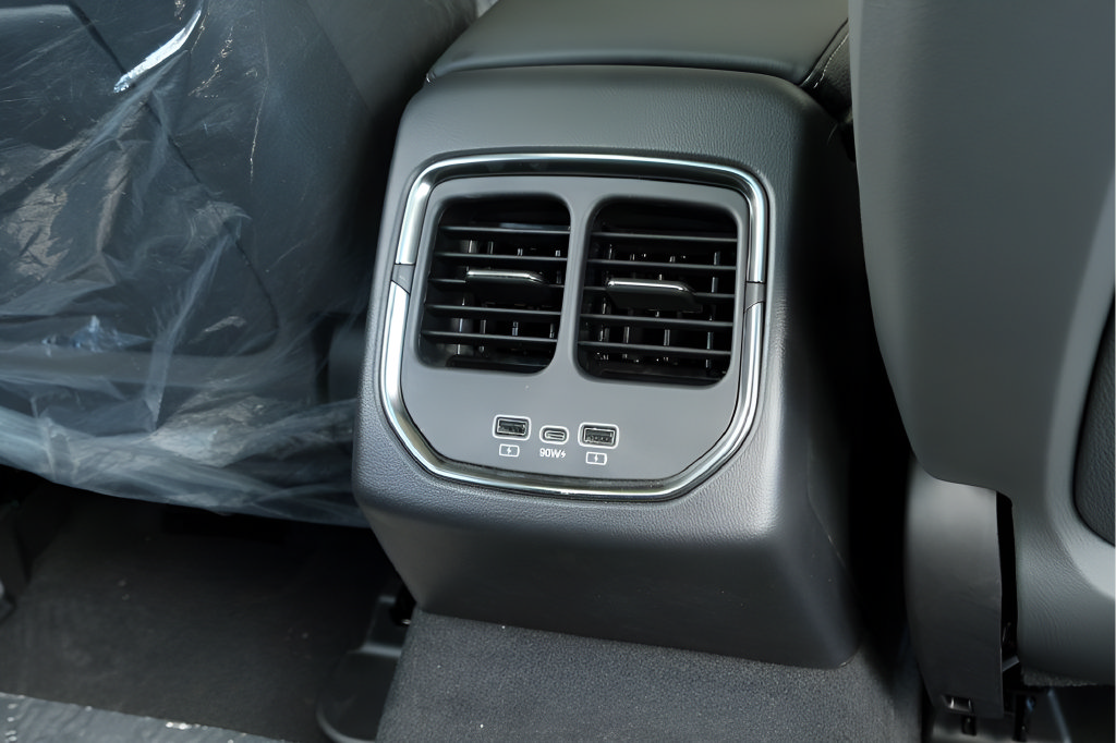 New 2025 VinFast VF 8 Plus AWD/4WD image 24