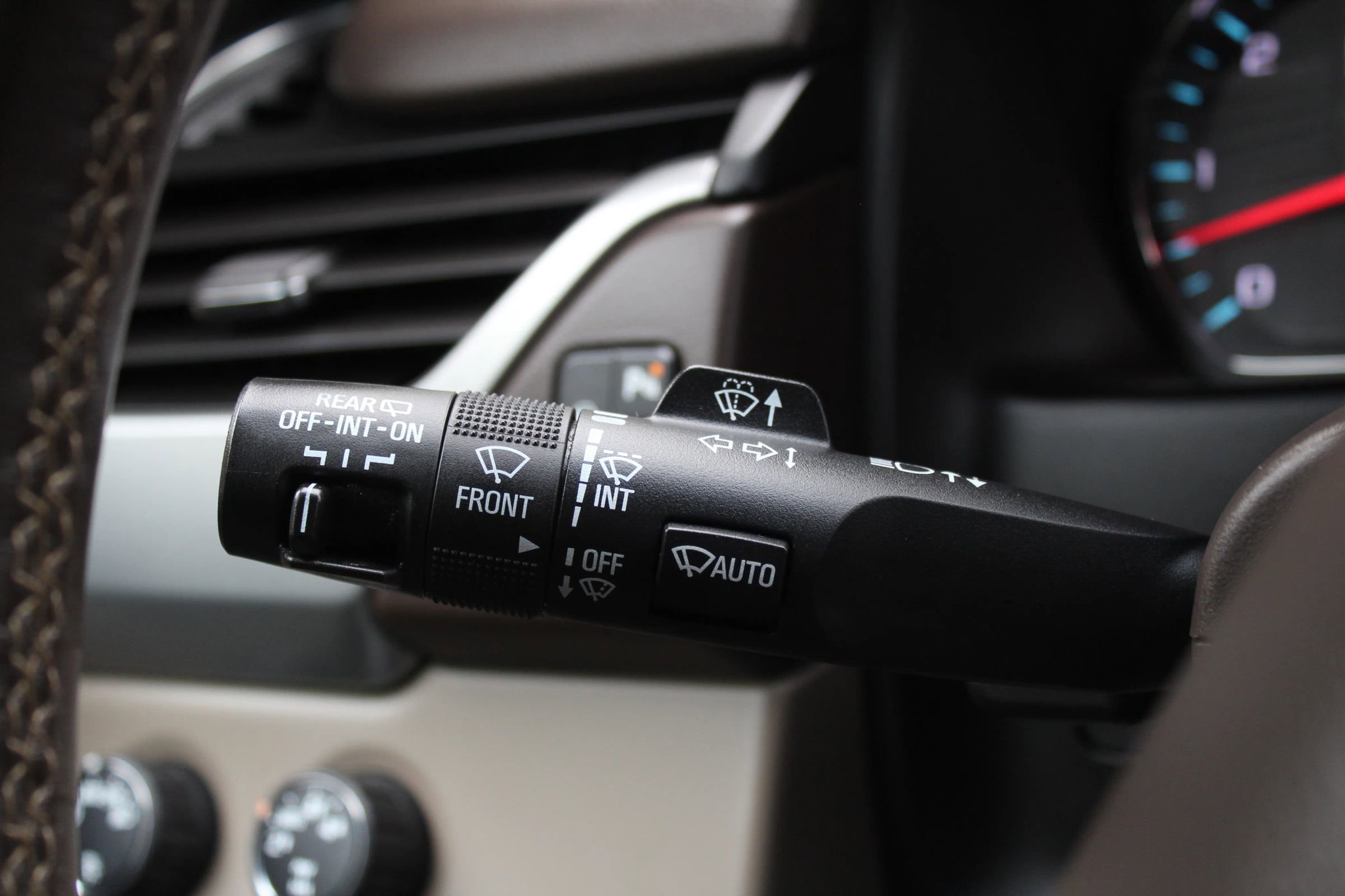 Used 2015 Chevrolet Suburban LT image 34