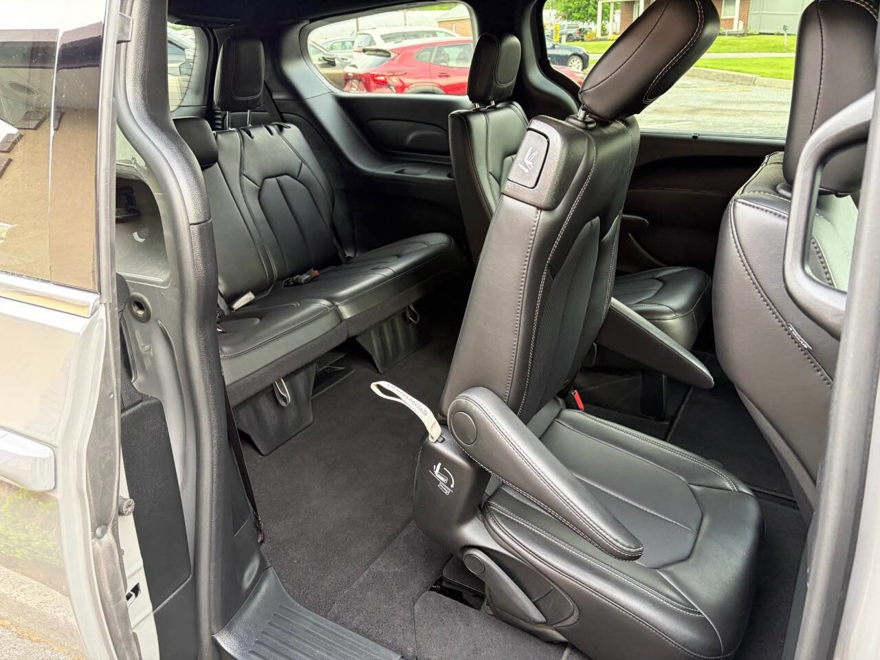 Used 2025 Chrysler Pacifica Select FWD image 13