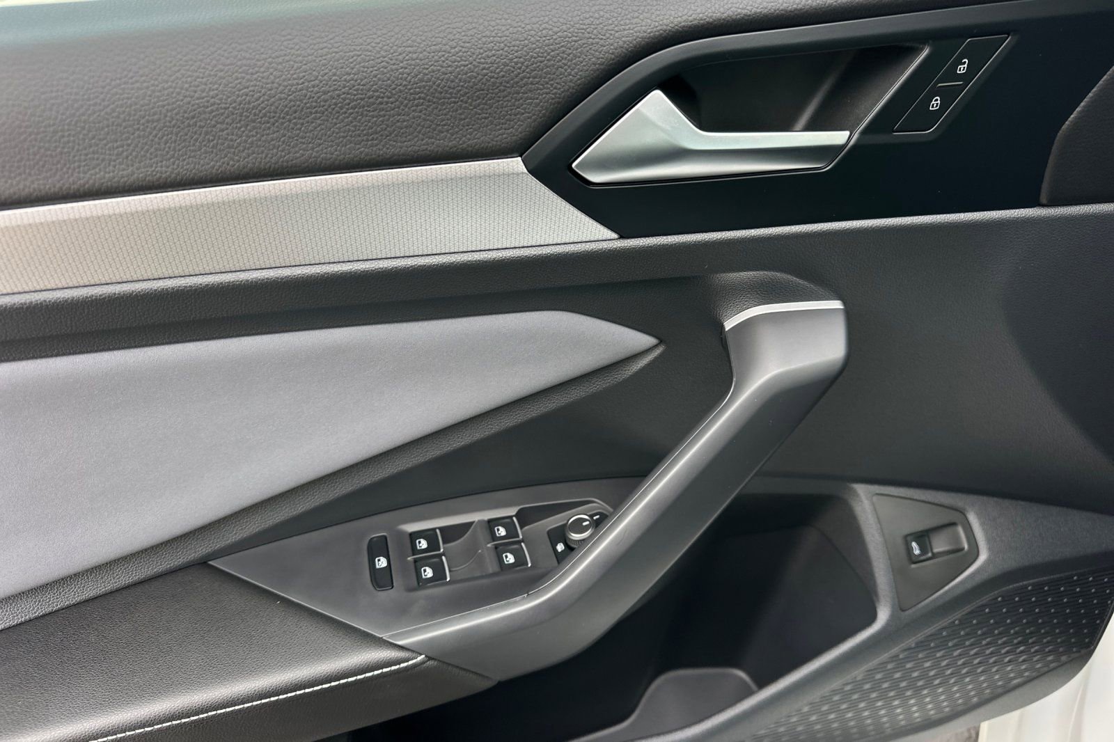 New 2026 Volkswagen Jetta SE FWD image 9