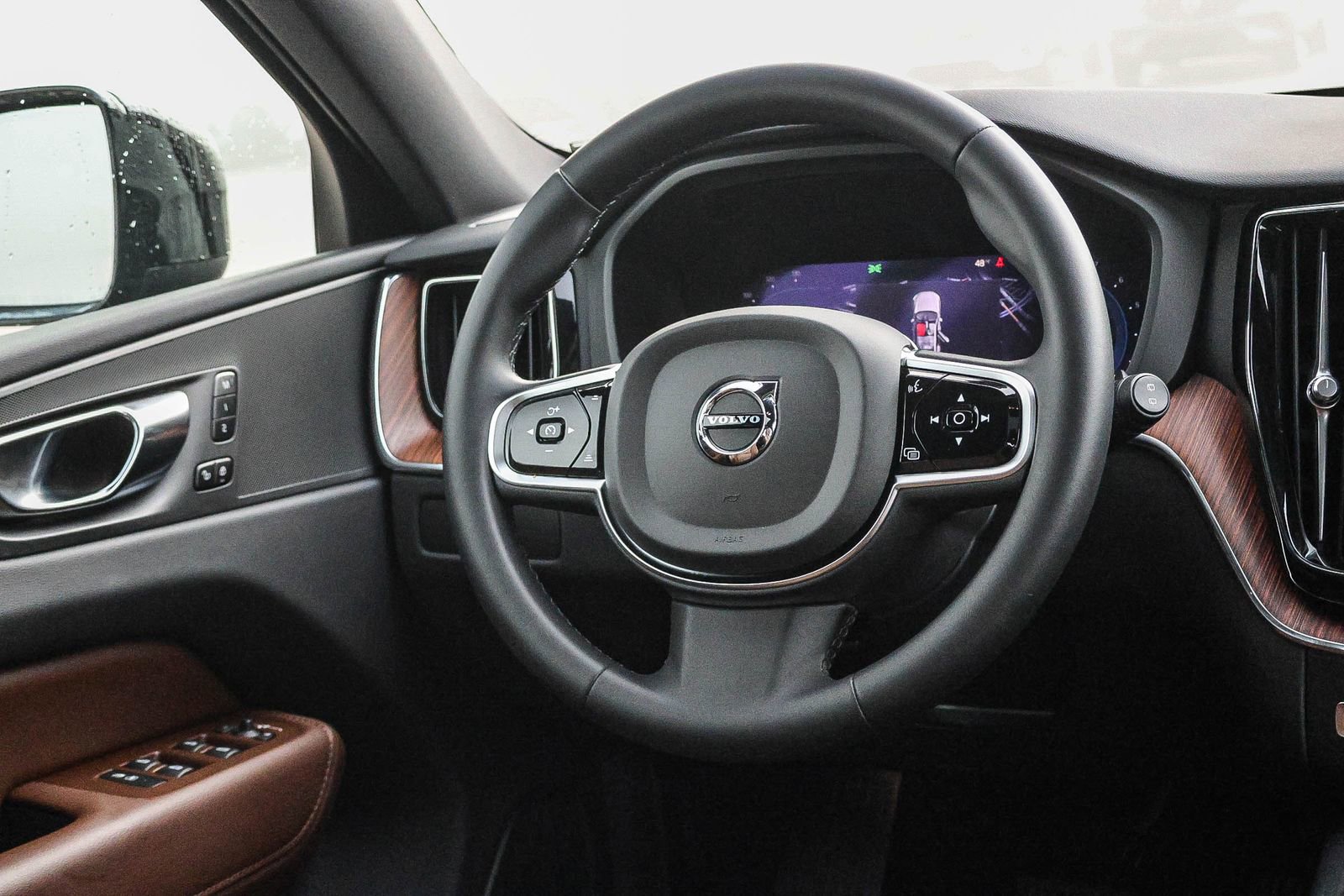 Used 2023 Volvo XC60 B5 Plus image 26