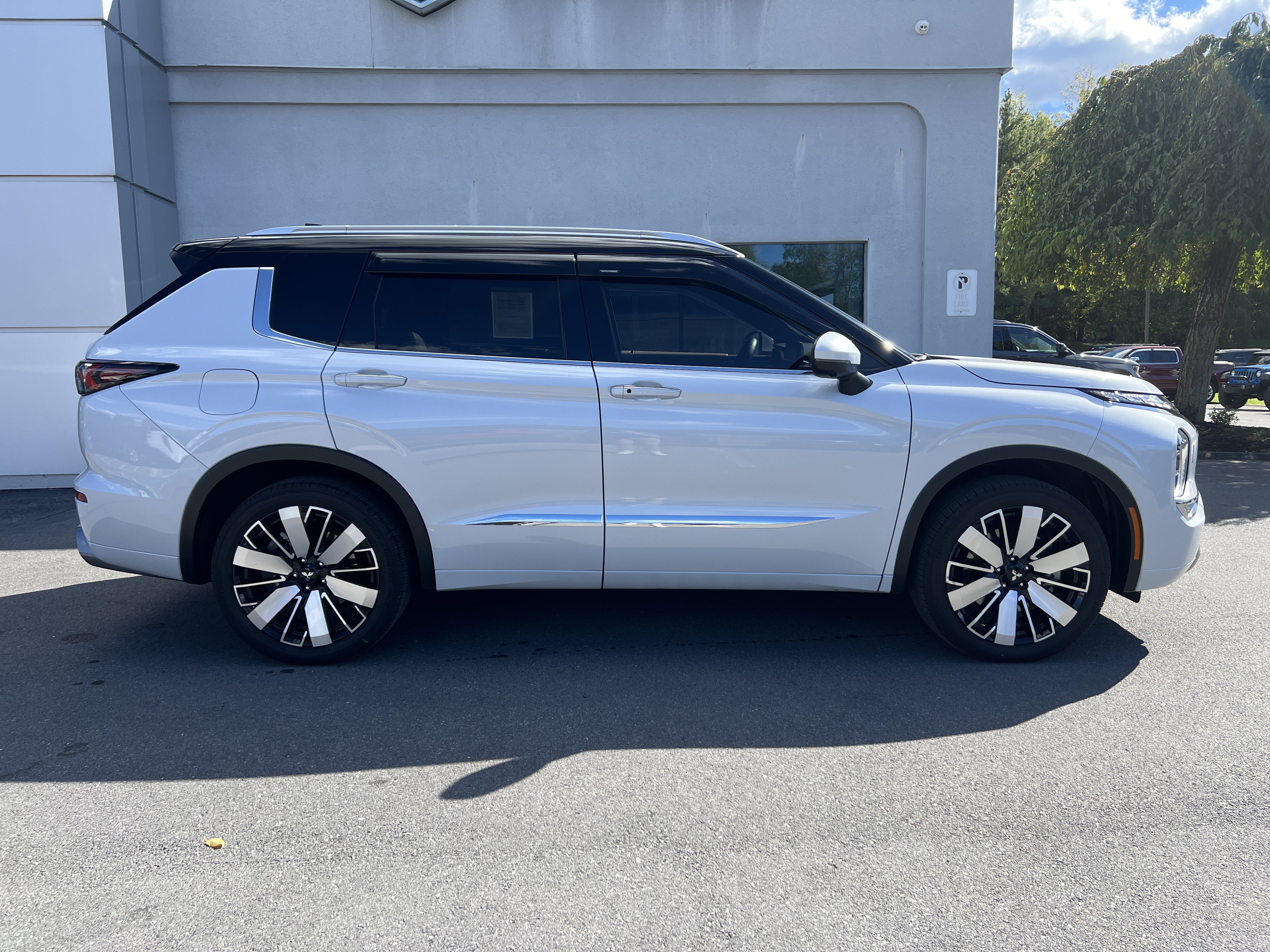 Used 2025 Mitsubishi Outlander SEL AWD/4WD image 2