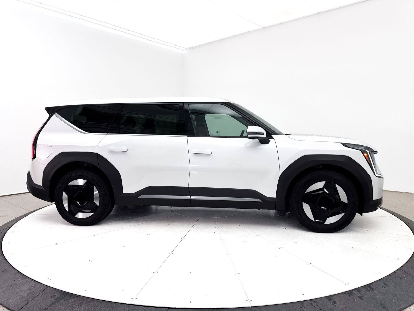 Used 2024 Kia EV9 Light Long Range RWD image 42