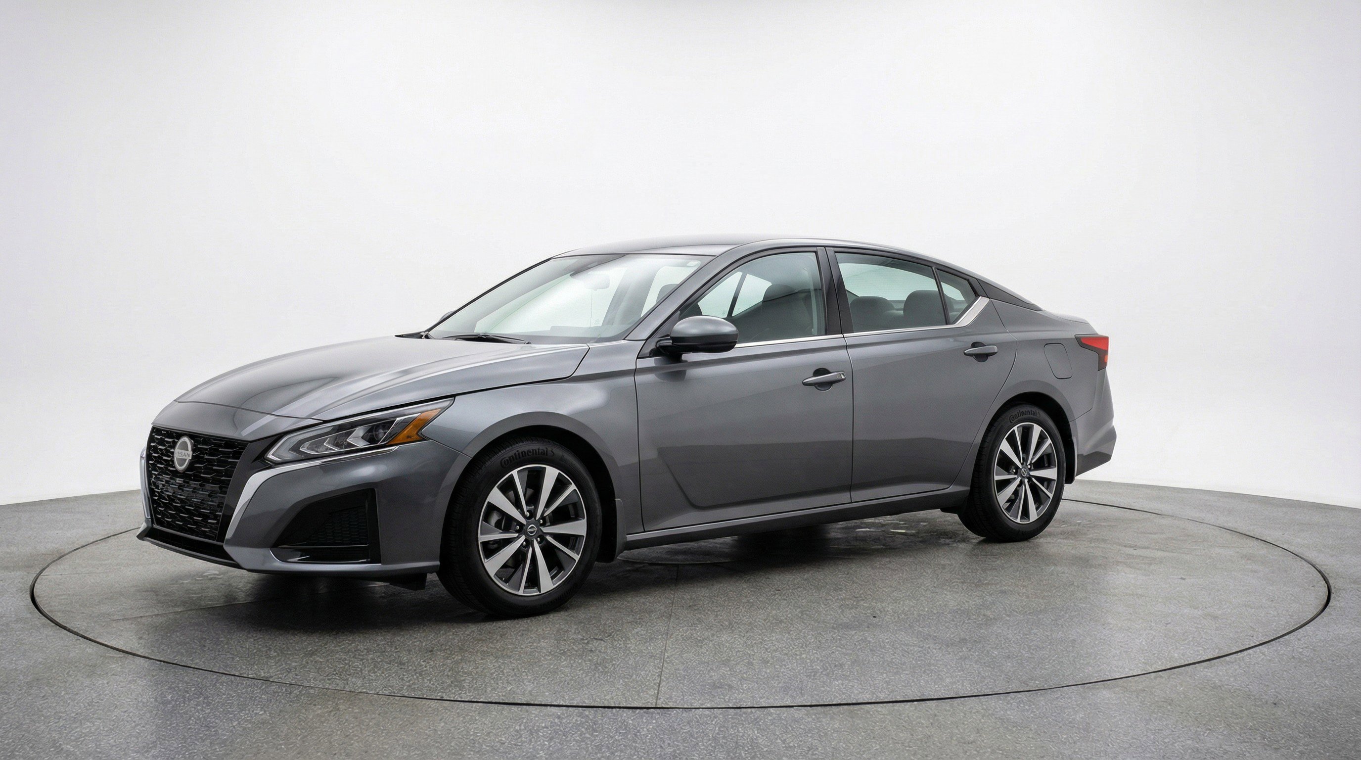 Used 2025 Nissan Altima 2.5 SV FWD image 3