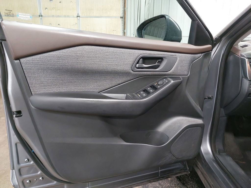 Used 2023 Nissan Rogue S image 26