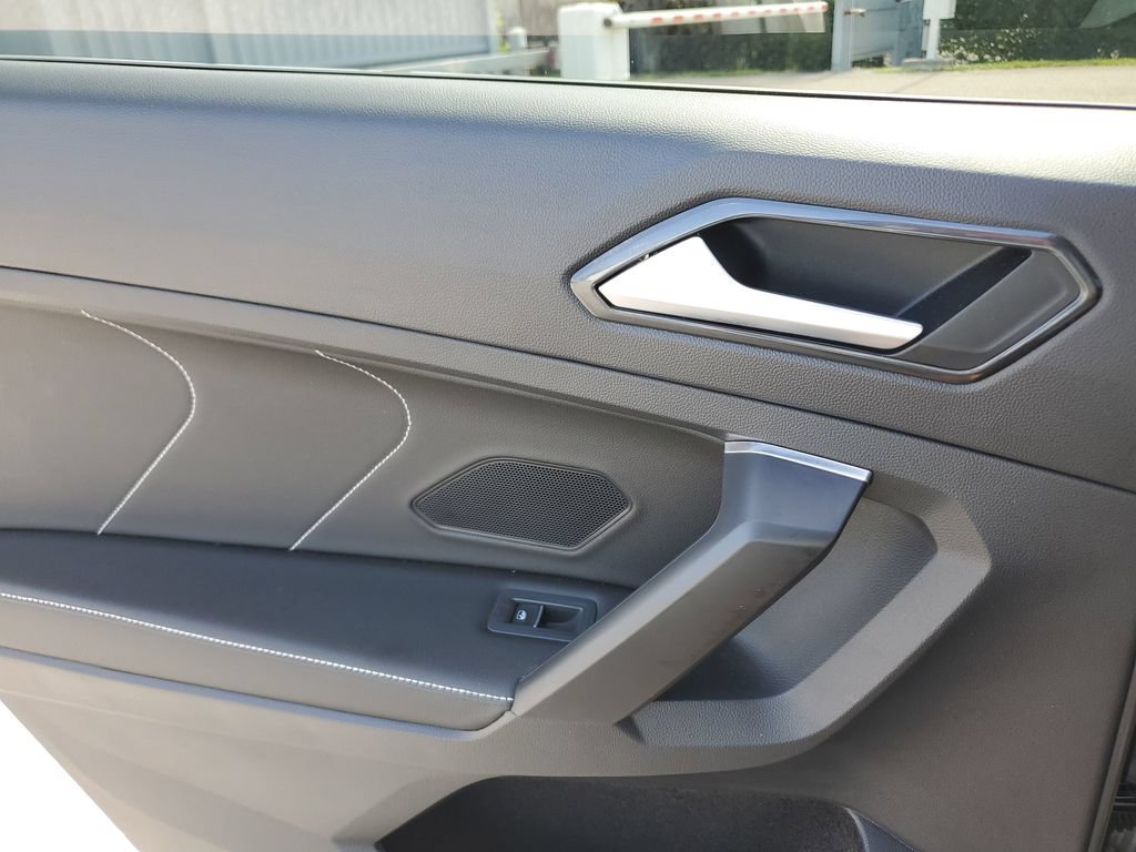 Certified 2023 Volkswagen Tiguan SE w/ Panoramic Sunroof Package AWD/4WD image 18