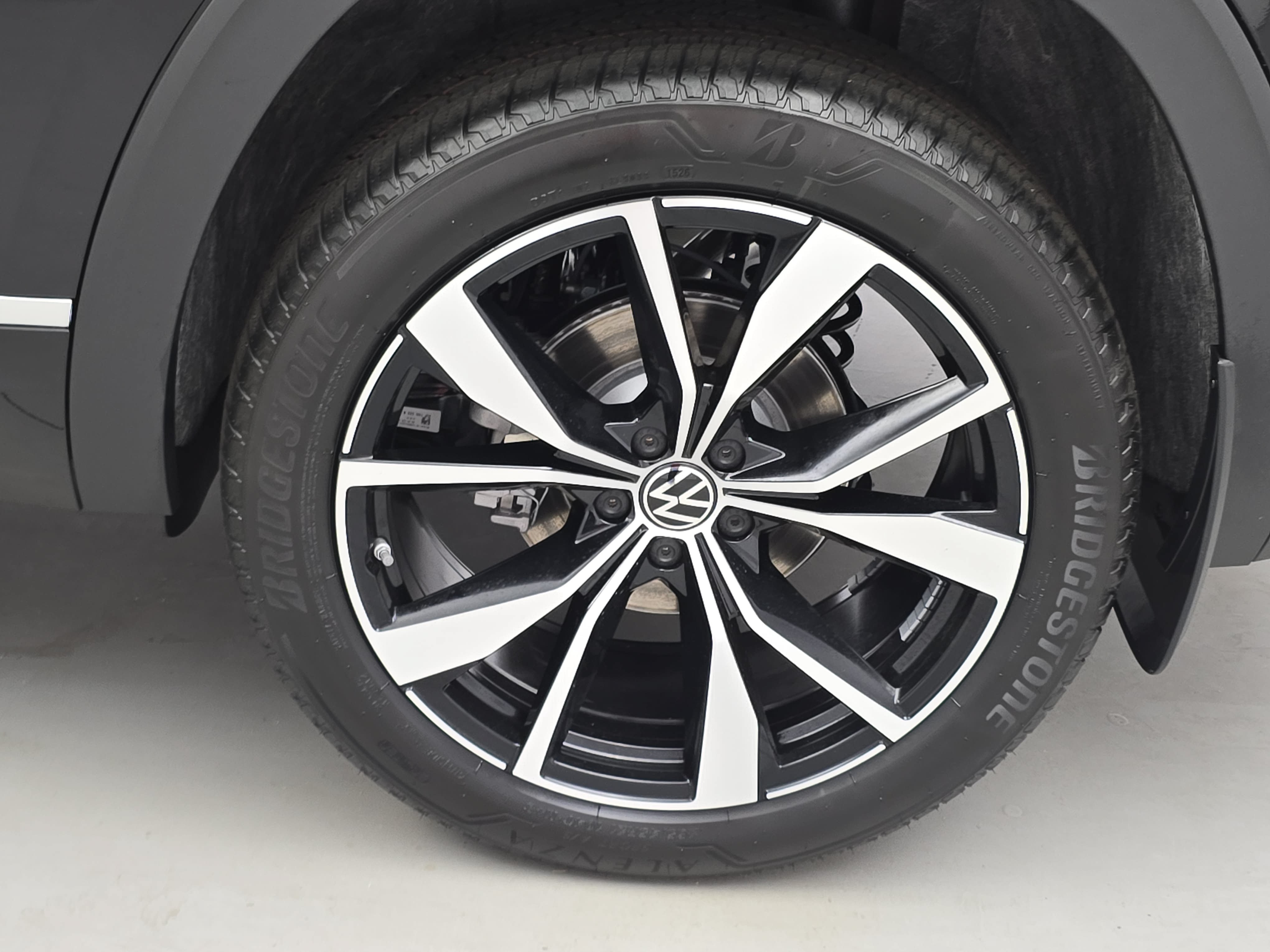 New 2026 Volkswagen Atlas Cross Sport SEL Premium R-Line AWD/4WD image 34