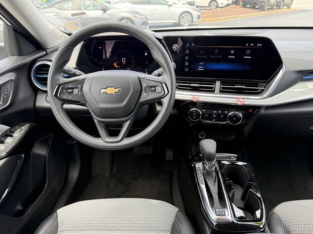Used 2025 Chevrolet Trax LT FWD image 11