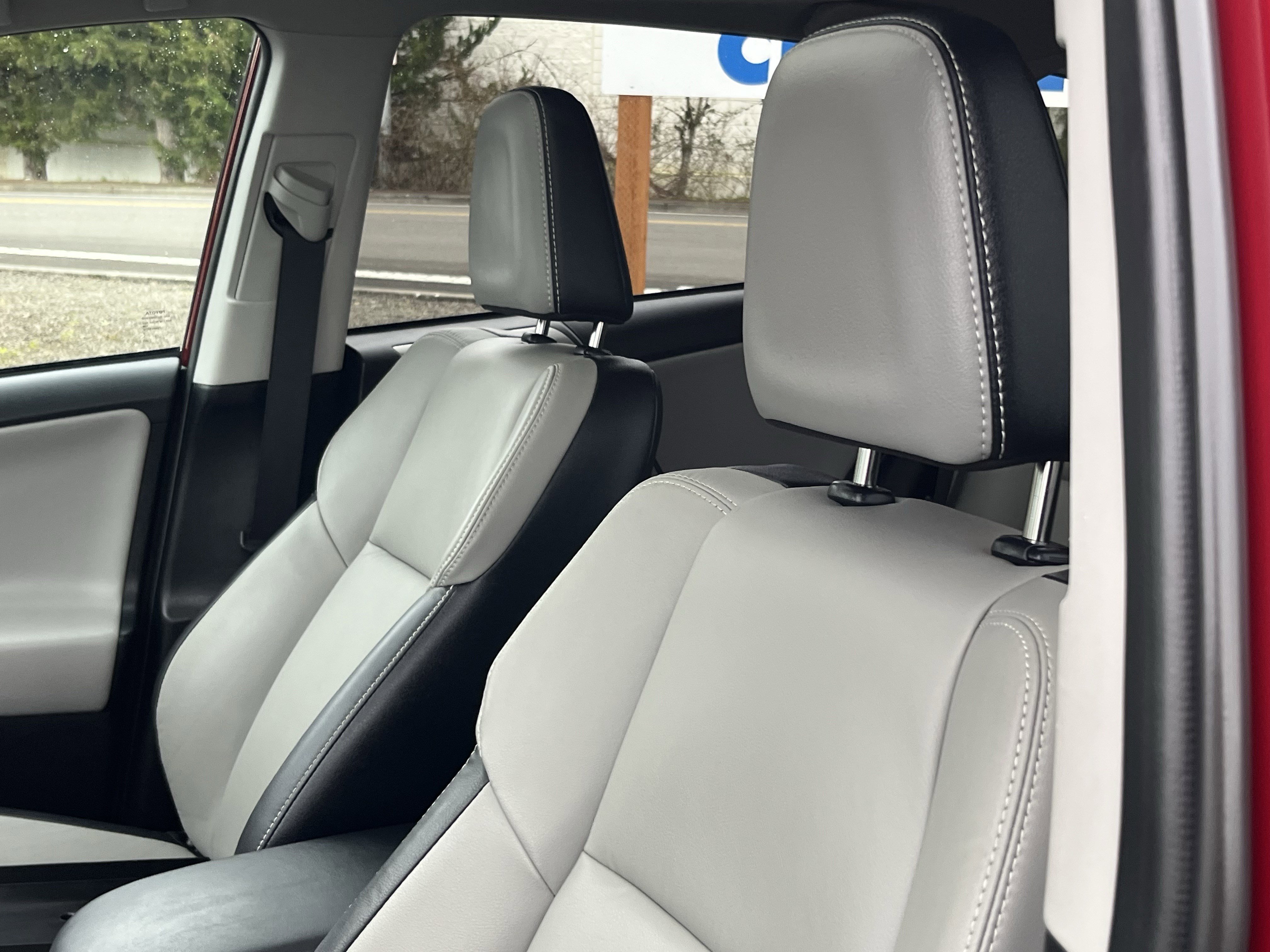 Used 2018 Toyota RAV4 Limited w/ Advanced Technology Package image 18