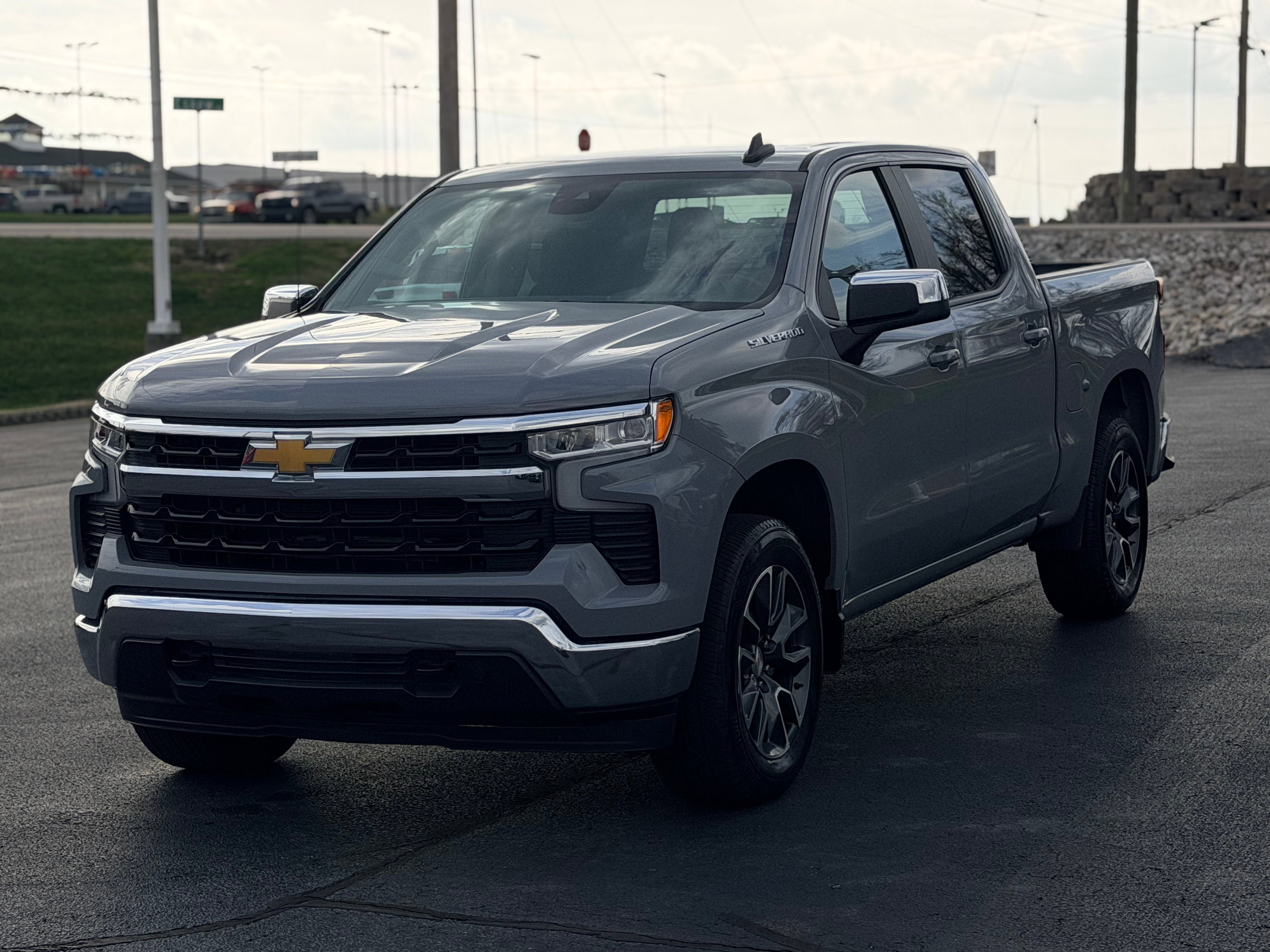 Used 2024 Chevrolet Silverado 1500 LT image 1