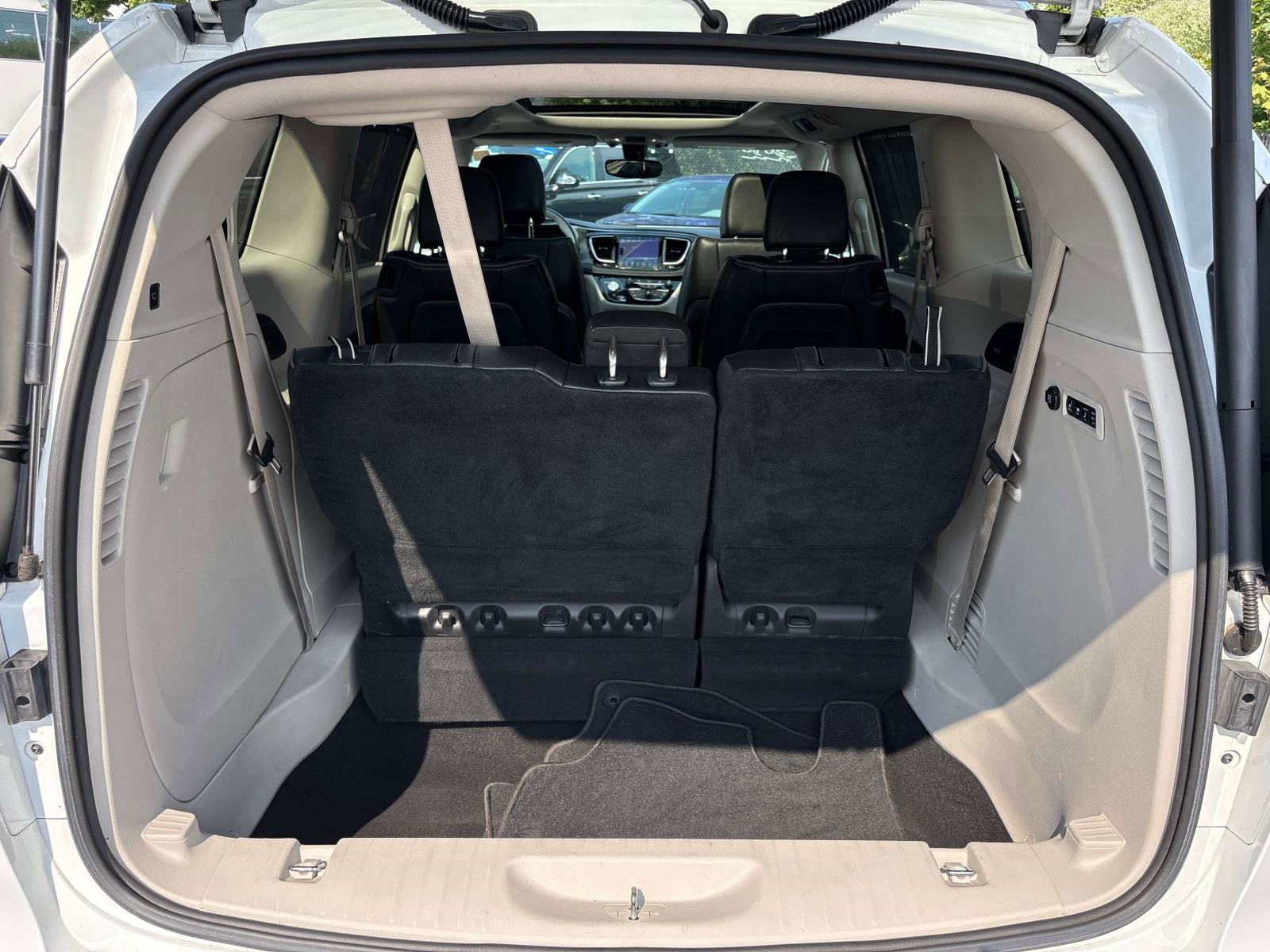 Used 2018 Chrysler Pacifica Limited image 16