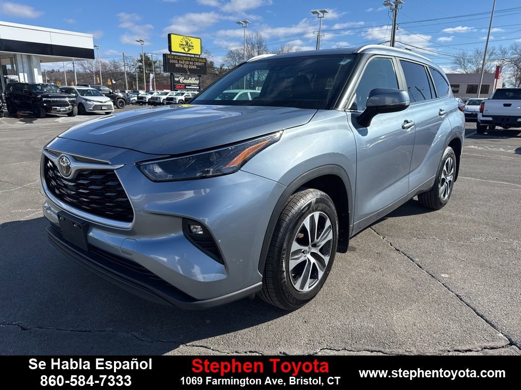 Used 2023 Toyota Highlander XLE AWD/4WD image 3