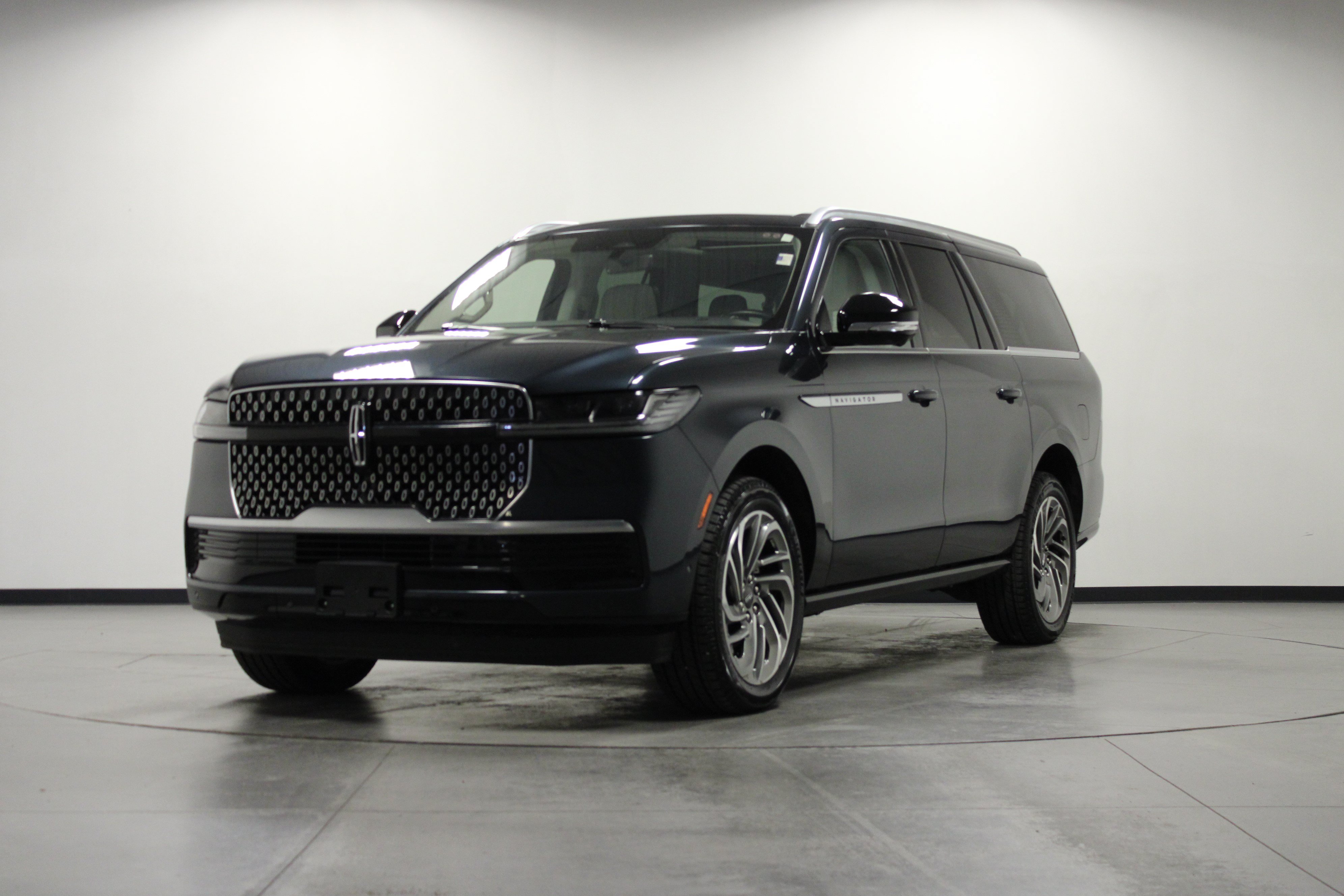 Used 2025 Lincoln Navigator L Reserve AWD/4WD image 8