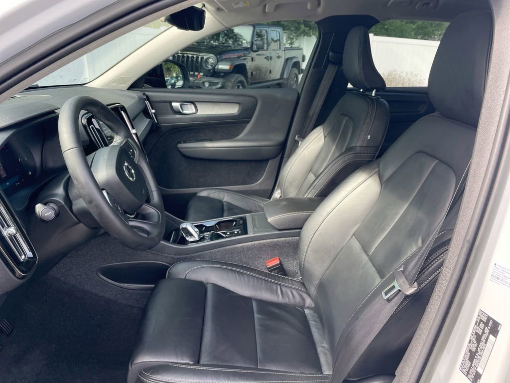 Used 2023 Volvo XC40 B5 Plus w/ Protection Package Premier image 61