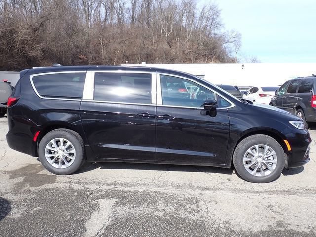 New 2026 Chrysler Pacifica Select AWD/4WD image 8