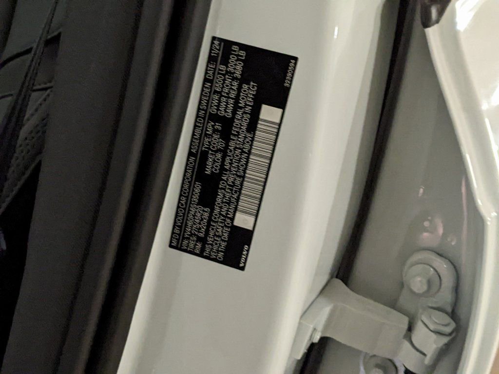 New 2025 Volvo XC90 T8 Core w/ Climate Package image 30