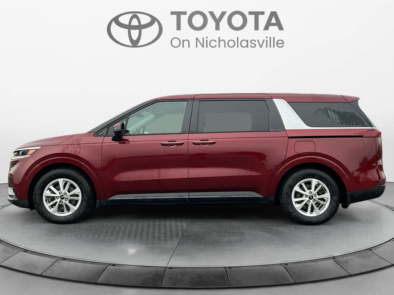 Used 2023 Kia Carnival LX FWD image 2