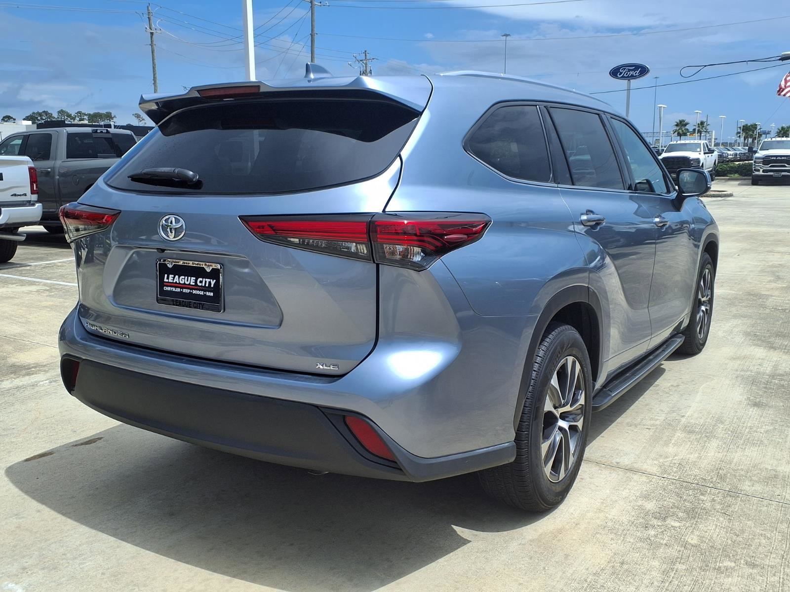 Used 2020 Toyota Highlander XLE FWD image 4