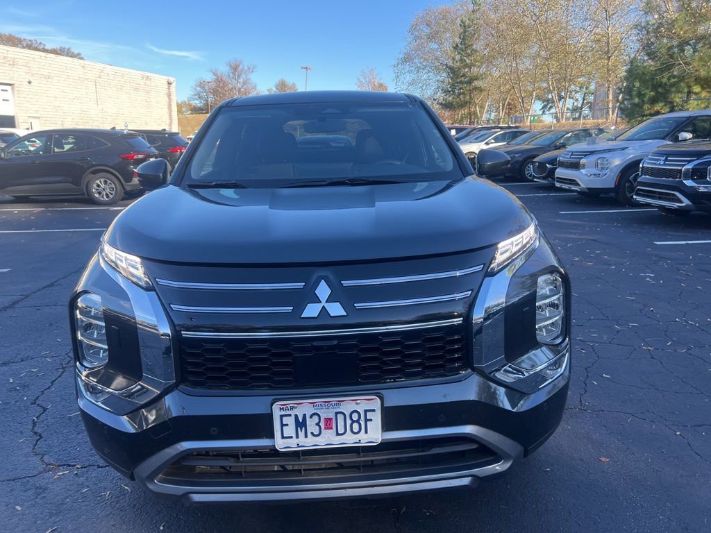 Used 2025 Mitsubishi Outlander SE image 2
