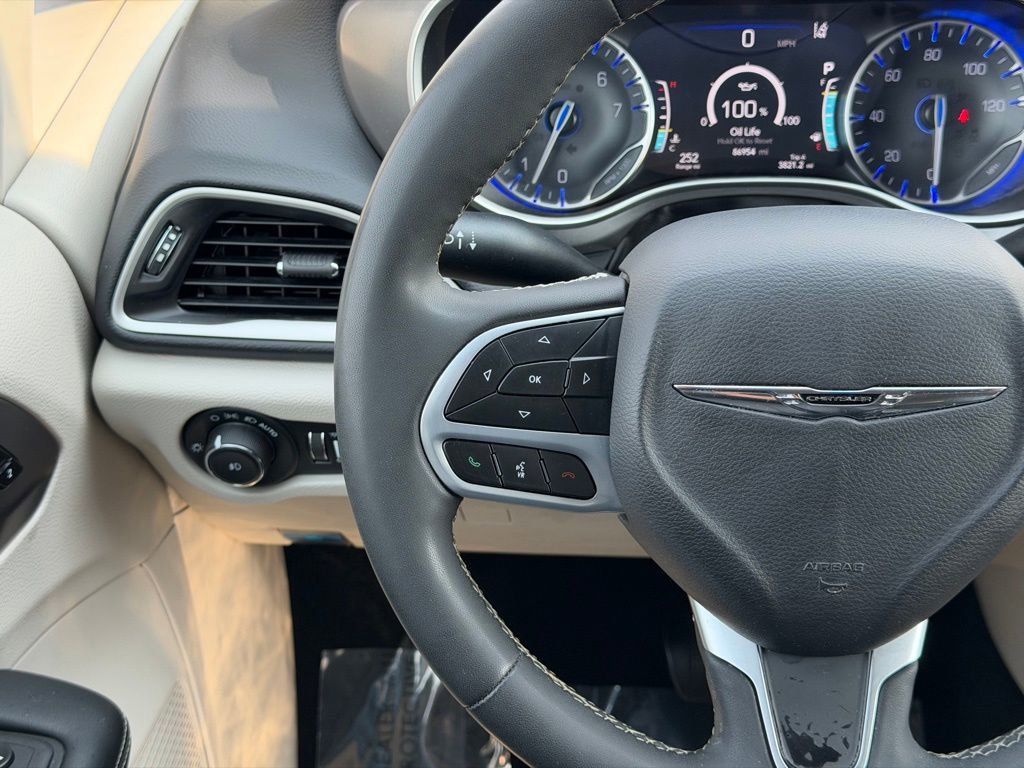 Used 2023 Chrysler Pacifica Touring-L image 27