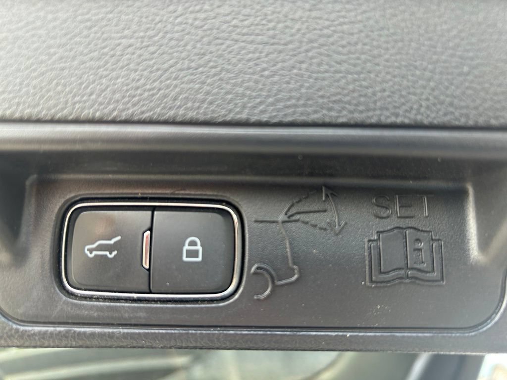 Used 2021 Ford Explorer XLT w/ Equipment Group 202A AWD/4WD image 39