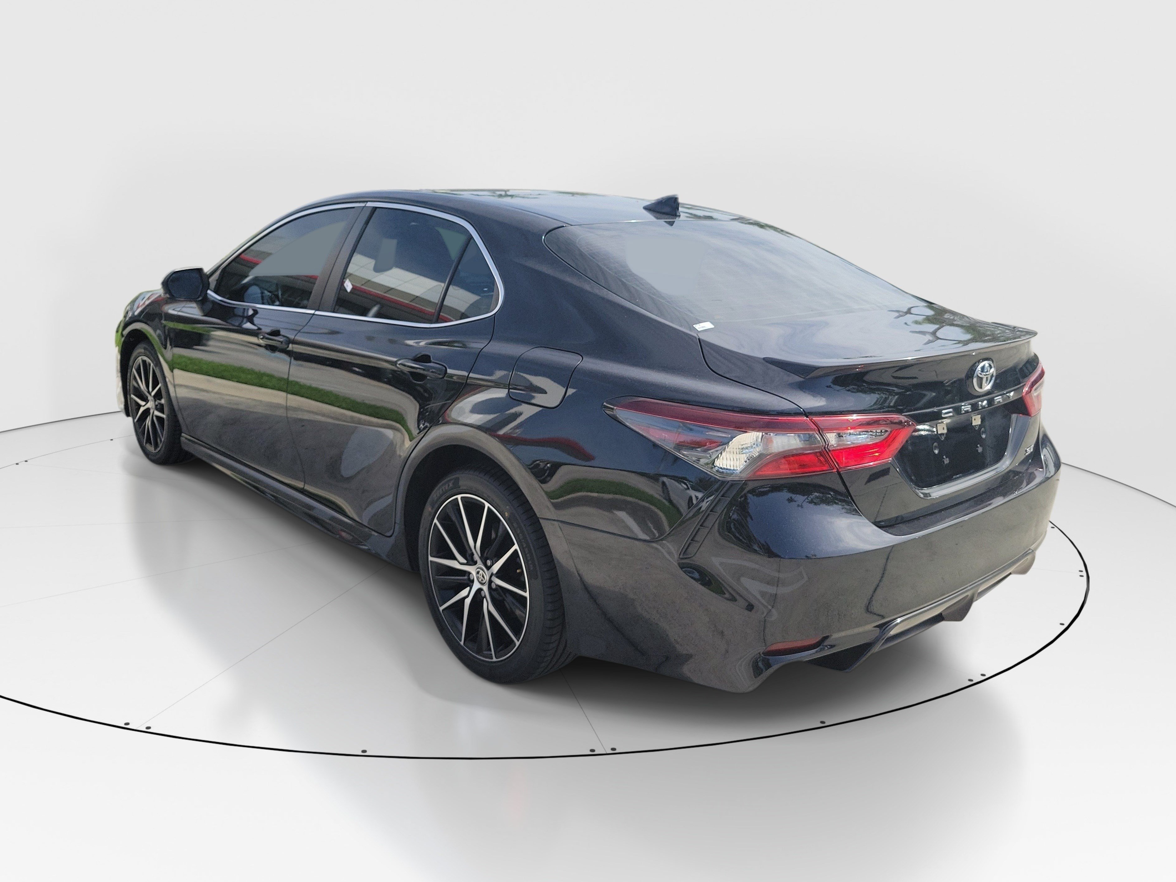 Used 2022 Toyota Camry SE FWD image 5