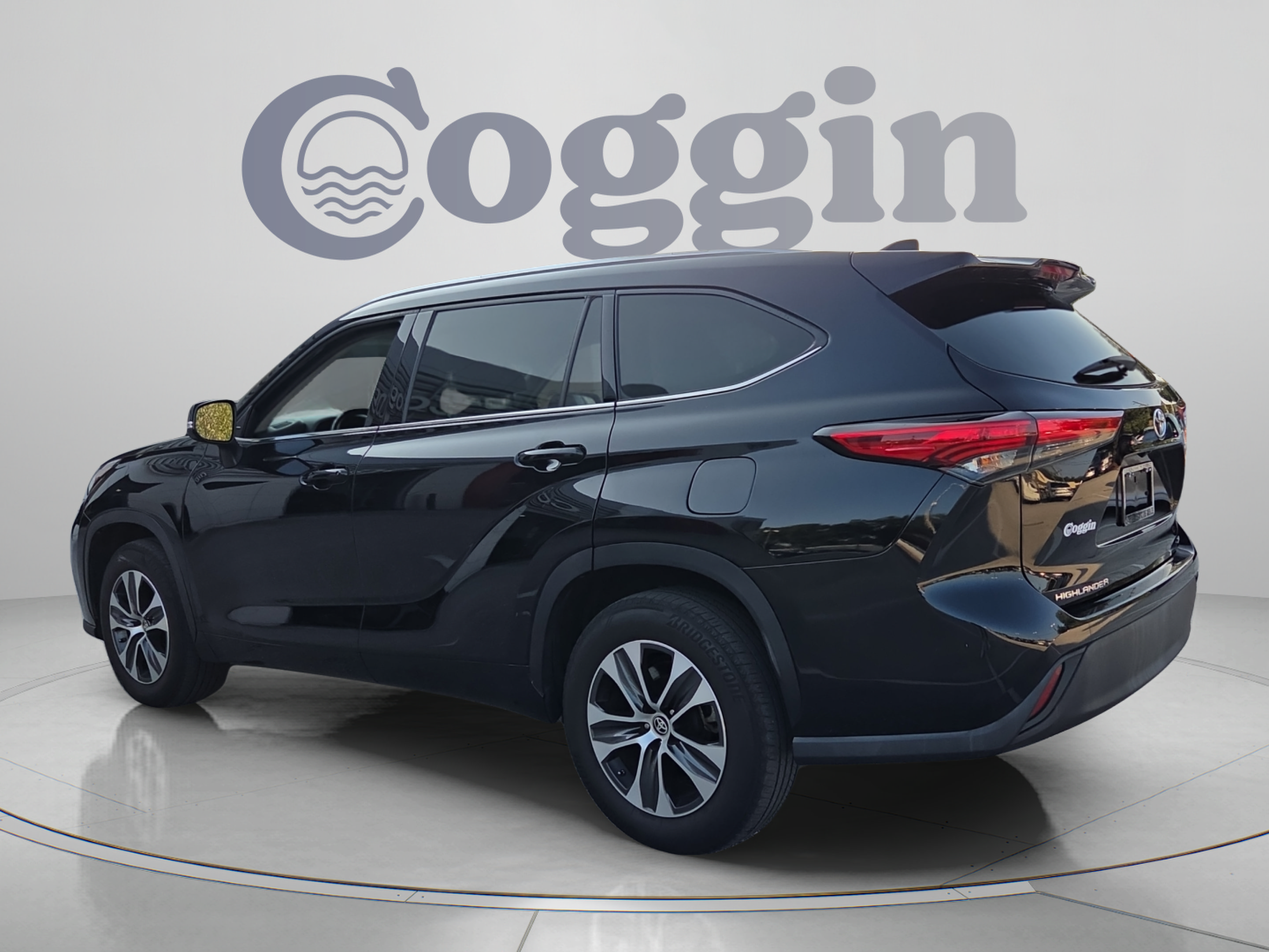 Used 2021 Toyota Highlander XLE FWD image 3