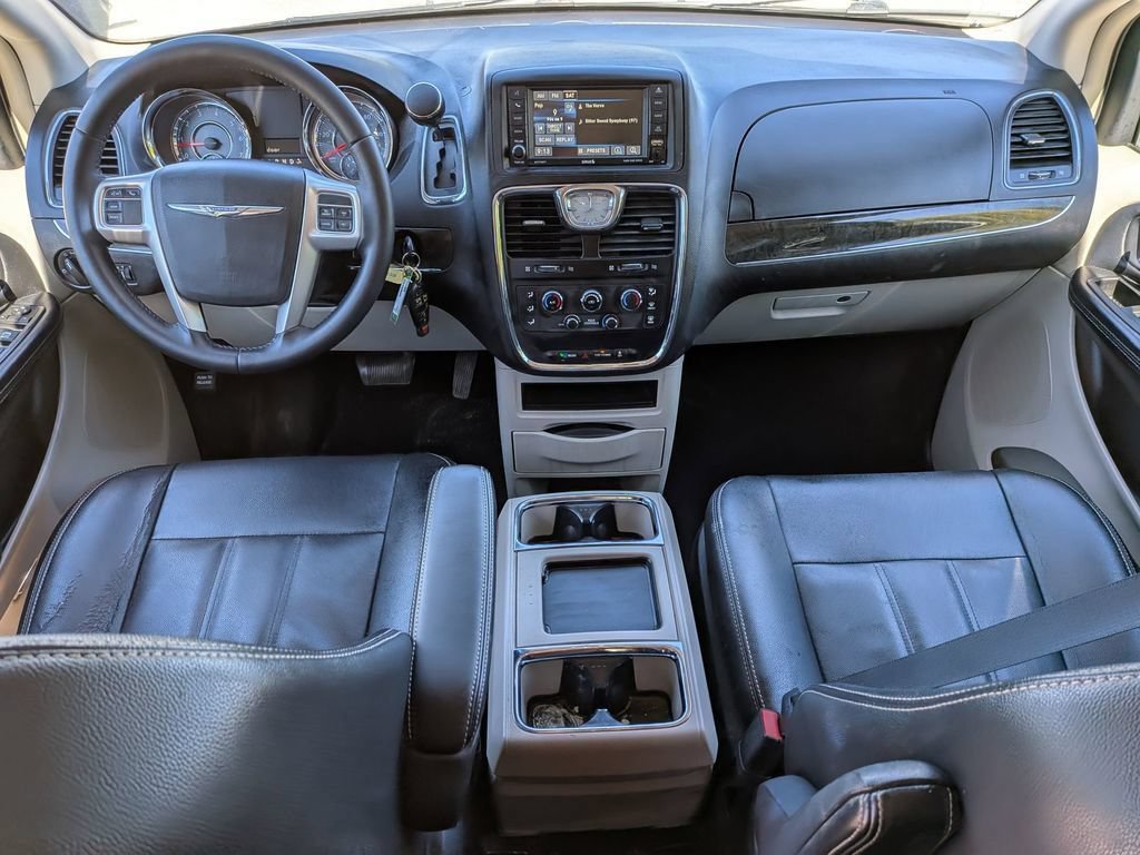 Used 2015 Chrysler Town & Country LX FWD image 4