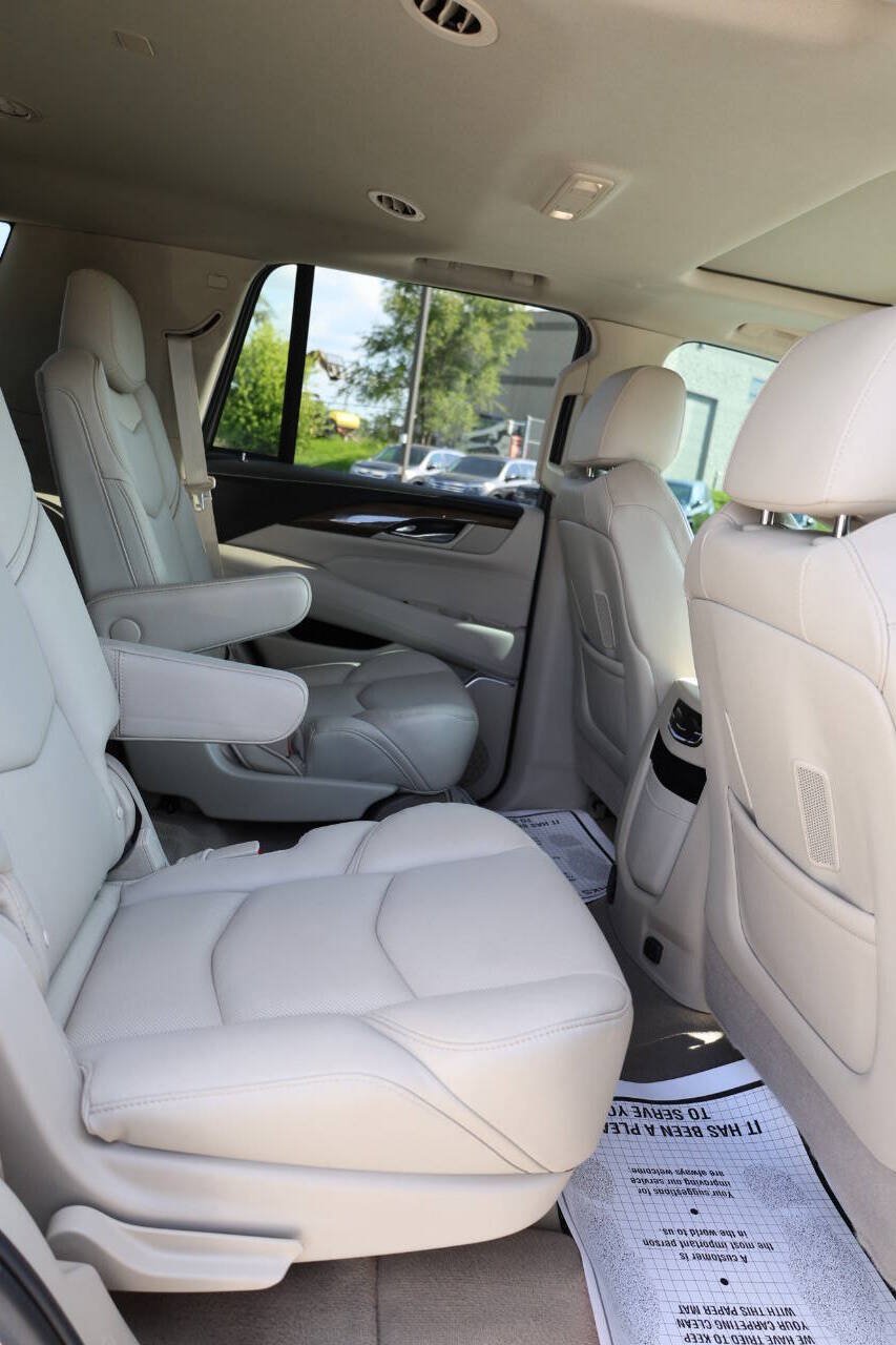 Used 2020 Cadillac Escalade Luxury AWD/4WD image 16