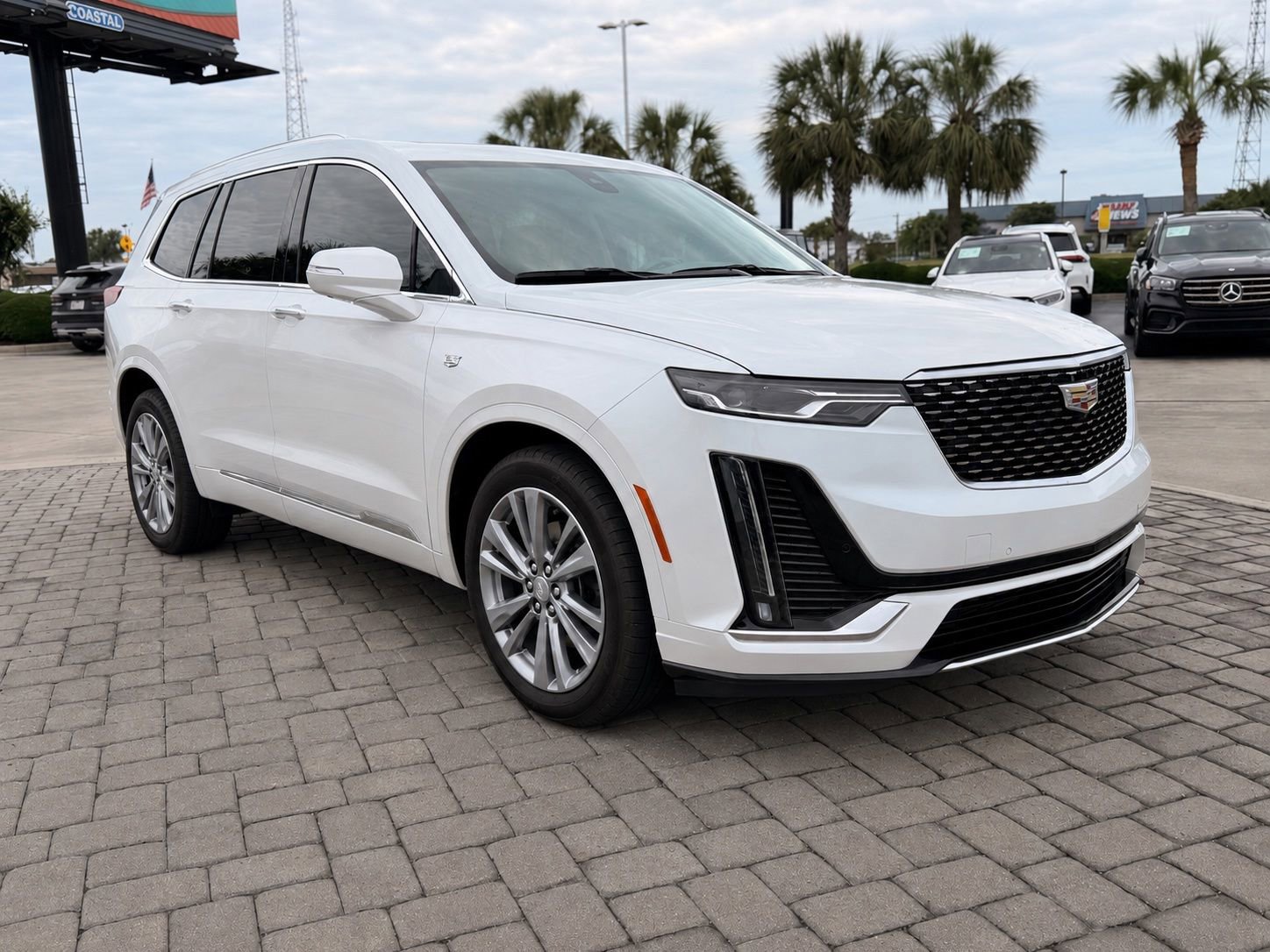 Used 2025 Cadillac XT6 Premium Luxury w/ Technology Package FWD image 7