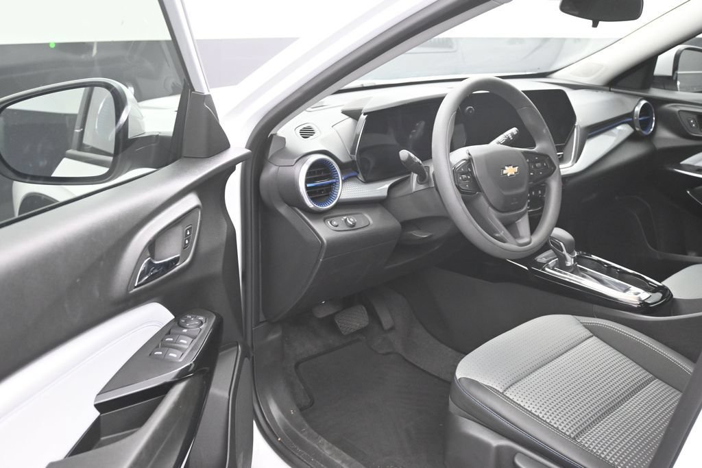 Used 2026 Chevrolet Trax LT FWD image 11