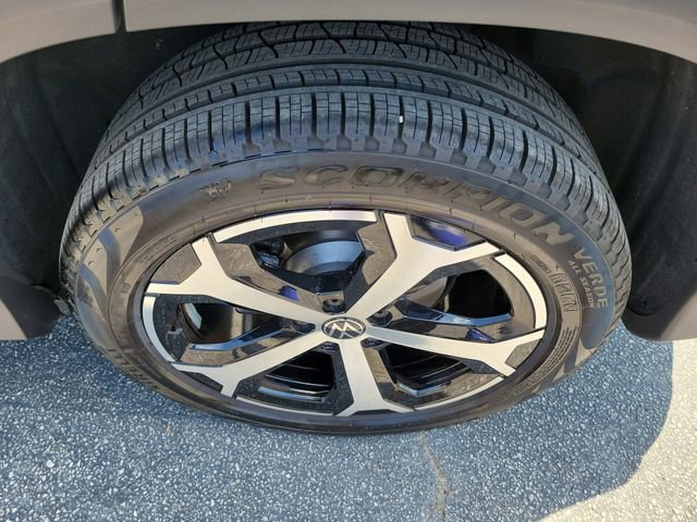 Used 2025 Volkswagen Tiguan SE w/ Panoramic Sunroof Package image 7