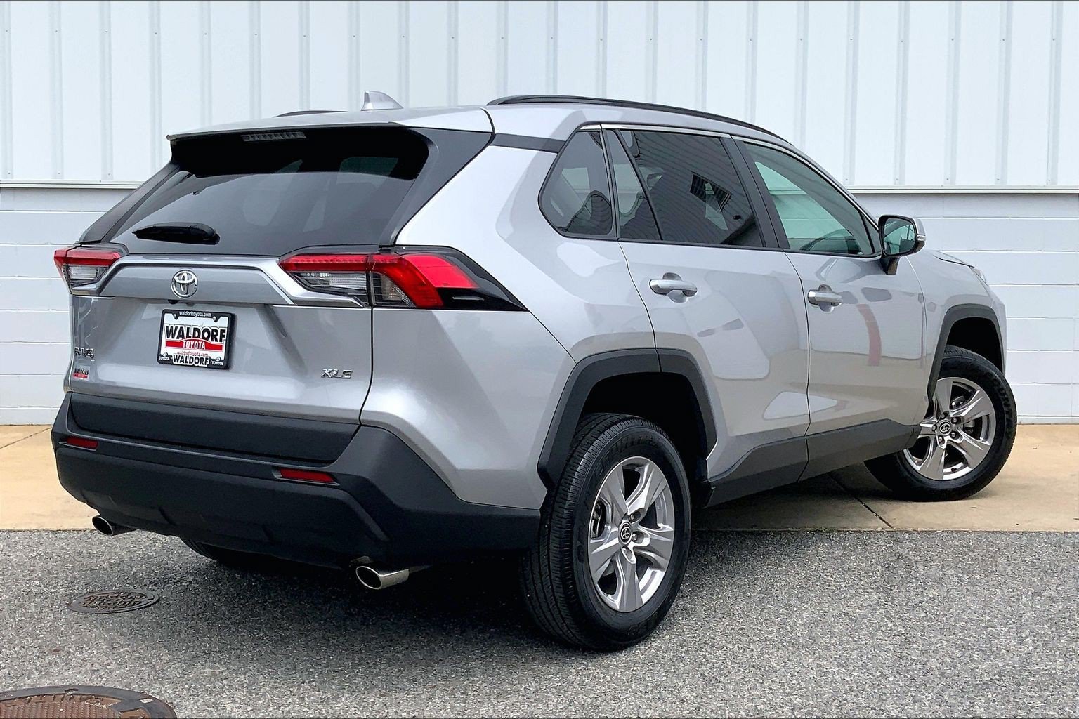 Used 2025 Toyota RAV4 XLE FWD image 17