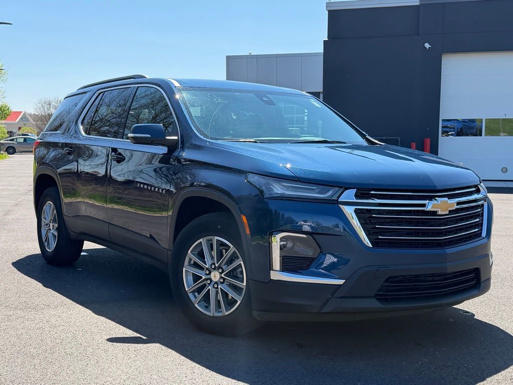 Used 2023 Chevrolet Traverse LT image 1