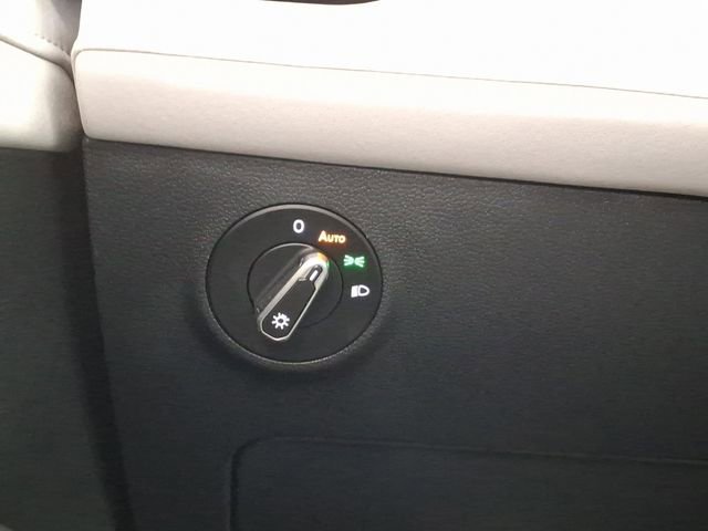 Used 2025 Volkswagen Taos SE w/ Panoramic Sunroof Package image 18