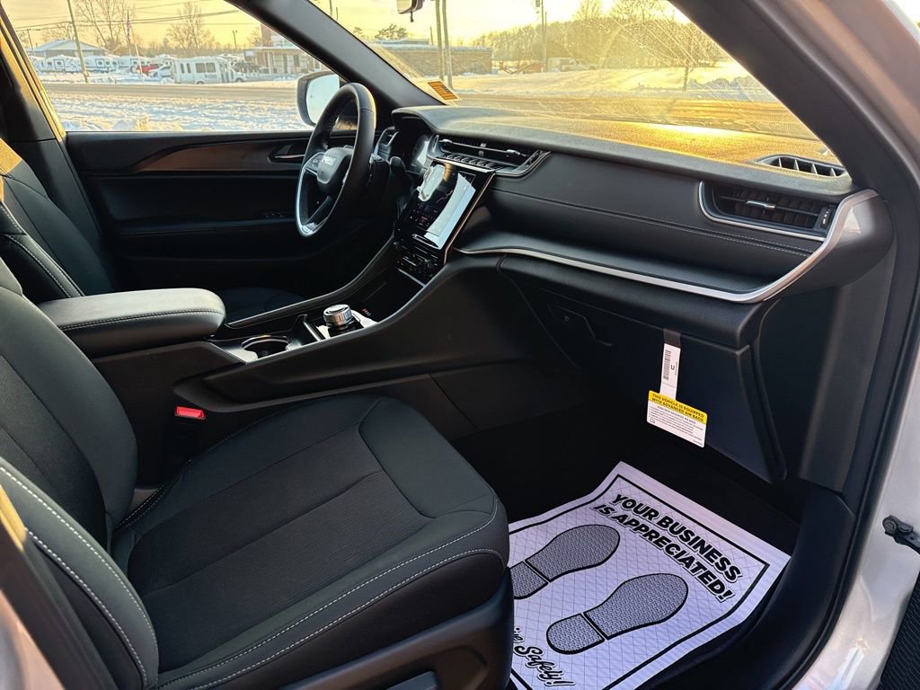 New 2025 Jeep Grand Cherokee L Laredo image 39