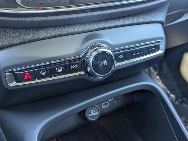 Used 2024 Volvo XC40 B5 Core w/ Climate Package image 17